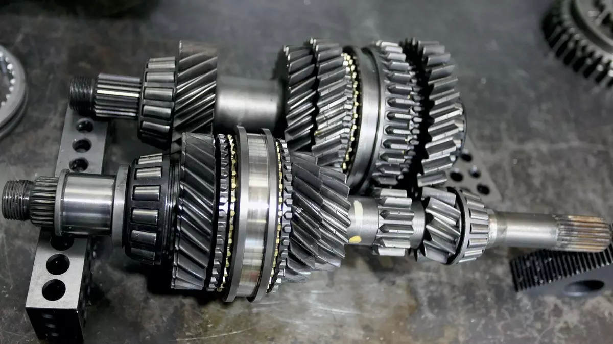 Механическая коробка передач. Второй справа принадлежит обратному.