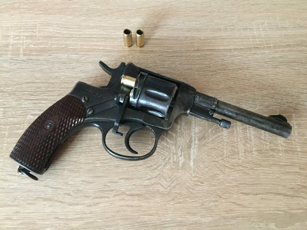 Тот самый газовый револьвер Р-1"Наганыч" приобретенный на пробу. Хорошо видно что вид достаточно обшарпанный, но что делать, выбора за тысячу особо нет.