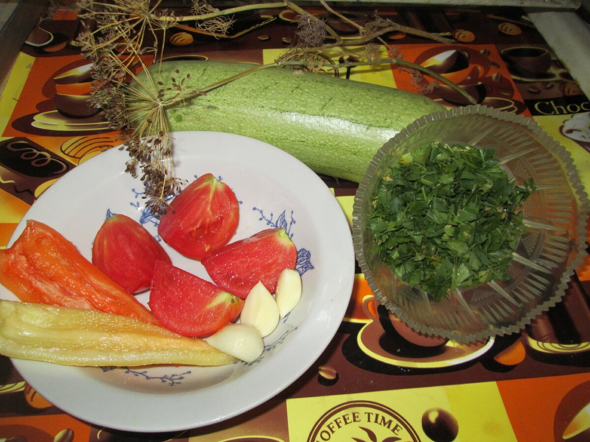 Фото автора: Ингредиенты на литровую банку. Примерно 2/3 такого кабачка входит в литровую банку.