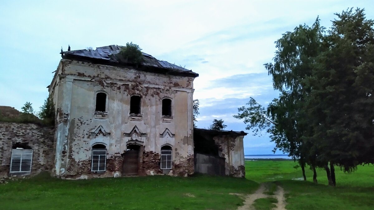 Руины Казанской церкви. То малое, что осталось от старого города. Фото автора. Июль 2020