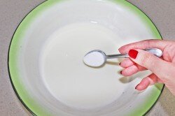 ШАГ 2:
Готовим тесто. В кефир вмешиваем соду.