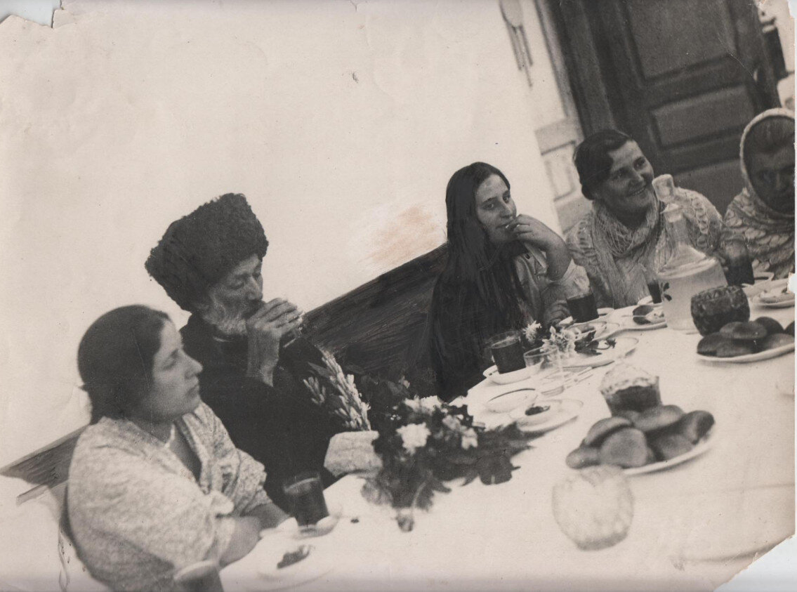 На фото в центре: Сулейман Стальский.