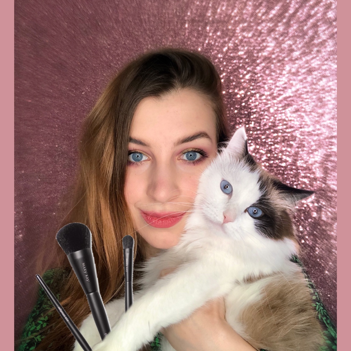 На самом деле красит кот. Вот и весь секрет 😂