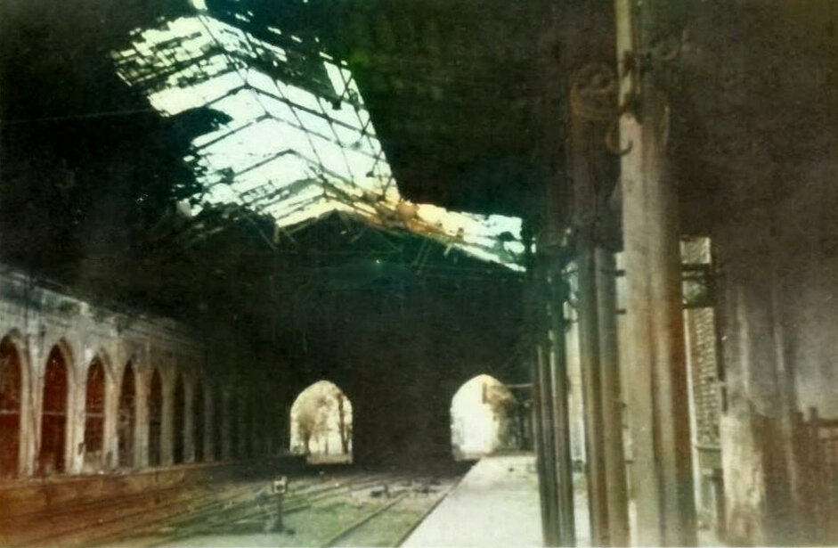 Крыша вокзала после прямого попадания.