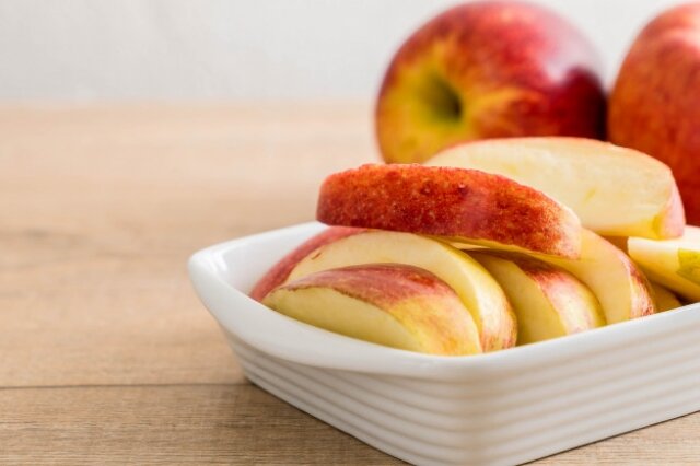 Яблоки нарезаем дольками, так шарлотка получится, как на картинке