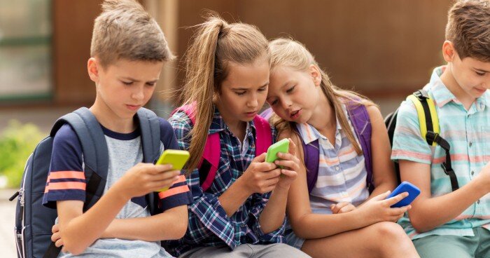 Фото: дети и гаджеты; b17.ru