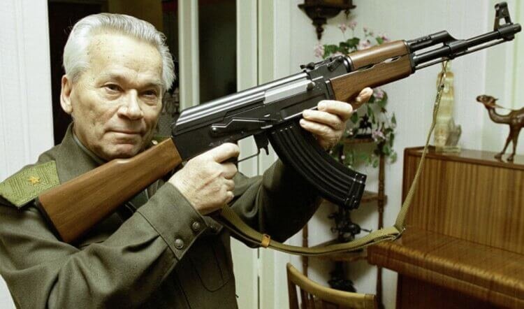 Михаил Калашников и его автомат