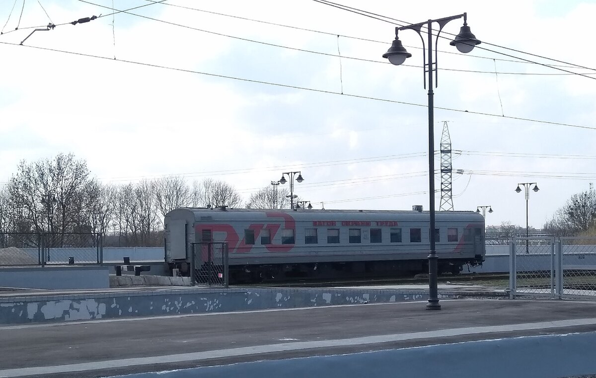 На запасном пути отдыхает одинокий вагон.