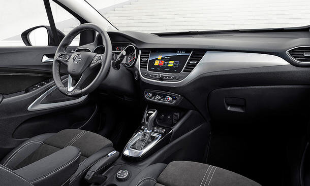 По Немецки строгий стиль салона радует, особенно классическое расположение экрана монитора. Приятно видит производителей, которые идут своим путем.