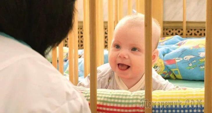 Как взять ребенка из детдома
09 октября 2020

В этой статье мы расскажем вам, как взять ребенка из детдома или как стать опекуном ребенка.

Порядок усыновления ребенка из детского дома
Чтобы дать старт данному процессу, необходимо обратиться в местный орган опеки и попечительства, который уполномочен решать данные вопросы. Будущим родителям необходимо предоставить сотрудникам учреждения следующий пакет документов:

*Заявление об усыновлении.
*Сведения о себе (можно предоставить как в письменном, так и печатном виде). Данный документ должен включать в себя ФИО, национальность, дату и место рождения, информацию о месте жительства, образованию и рабочей должности, семейное положение. Обязательно нужно указать текущую дату и подпись.
*Справку о доходах с места работы. В этом документе должны быть указаны размер заработной платы и должность. Если заявление пишется предпринимателем, то он должен предоставить копию своей налоговой декларации, а для пенсионеров это должна быть справка из пенсионного фонда.
*Копию финансового счета.
*Справку от жилищных организаций, свидетельствующая о владении недвижимостью.
*Справку из правоохранительных органов об отсутствии судимости за совершение уголовных преступлений, касающихся посягательства на жизнь и здоровье граждан.
*Справку из медицинского учреждения о состоянии психического и физического здоровья потенциального усыновителя / опекуна.
*Свидетельство о браке, если кандидат в нем состоит.
*Письменное заявление одного из супругов о согласии на усыновление, при наличии брачных отношений.

Что нужно для усыновления ребенка из детдома
Основное правило — разница между кандидатом и ребенком в возрасте не должна быть меньше 16 лет. В остальном, усыновителем может стать любой человек, достигший совершеннолетия, за исключением следующих случаев:

**Лицо было признано недееспособным по решению суда.
**Один из супругов был признан недееспособным или ограниченно дееспособным.
**Лицо было лишено родительских прав по судебному решению.
**Лица, лишенных права опекунства в судебном порядке в связи с неспособностью надлежащим образом осуществлять свои обязанности.
**Лица, которые не в состоянии обеспечить прожиточный минимум для ребенка.
**Лица без определенного места жительства.
**Лица, имеющие судимость за совершение тяжких и особо тяжких преступлений.
**Лица, чьи жилищно-бытовые условия не соответствуют предпринятым санитарным нормам.


Хочу взять ребенка из детского дома: что нужно знать?
Каждый, кто хочет стать родителем и забрать ребенка из детдома, должен помнить о некоторых нюансах, дабы процедура прошла успешно:

**Если вы проживаете в съемной квартире, то к перечню документов на усыновление необходимо приложить копию договора об аренде
**Как правило, органы опеки подходят наиболее строго к тем случаям, когда усыновительницей выступает незамужняя женщина. В такой ситуации, они более тщательно изучают доходы, жилищные условия, личностные характеристики будущей приемной матери.
**Если в усыновлении ребенка участвуют пары с разным гражданством, то требуется соблюсти законодательства обеих государств.
Многие документы имеют срок действия. Например, справка о дохода актуальна в течение года, медицинская справка о состоянии здоровья — 6 месяцев. Учитывайте этот фактор при сборе документов.

Что такое опекунство ребенка и как им стать?
Над детьми до 14 лет можно установить опекунство. В отличие от усыновления, оно является временным явлением и может быть приостановлено в любой момент. Опекун становится законным представителем своего подопечного и может представлять его интересы с суде, осуществлять за него деловые сделки и юридические процедуры. Уполномоченные органы осуществляют необходимый контроль на протяжении всего периода, когда дети находятся в новой семье. Есть также ряд других принципиальных отличий от усыновления:

Во-первых, при наличии у ребенка биологических родителей, они оставляют за собой право его навещать.
Во-вторых, данные свидетельства о рождении у детей останутся неизменными.
В-третьих, подобная практика распространяется на детей исключительно до 14 лет
В-четвертых, лицо, взявшее опеку, может рассчитывать на денежные пособия со стороны государства. Размер пособия определяется местными властями.
В-пятых, приоритет в обладании таким статусом всегда имеют ближайшие родственники — дедушка, бабушка, братья и сестры.
В целом, взять опекунство над ребенком из детского дома проще, нежели осуществить усыновление. Но для этого все равно требуется собрать необходимый пакет документов и предоставить его в уполномоченный орга и попечительства.

Перечень документов включает в себя:
**паспорт;
**письменное заявление;
**справку с места работы с указанием должности и доходов;
**жилищный документ, удостоверяющий ваше право пользования тем или иным объектом недвижимости;
**справку об отсутствии судимости;
**медицинскую справку о состоянии здоровья;
**свидетельство о браке, если вы в нем состоите;
**письменное согласие супруга и детей старше 10 лет на прием в семью нового члена;
Теперь вы знаете, как взять опеку над ребенком из детдома. Дело это исключительно добровольное и прежде чем, решиться на подобный шаг, нужно твердо взвесить все «за» и «против», дабы не портить жизнь себе и ребенку.
сведения о себе;
Все, кто не может оформить опекунство над ребенком указаны в статье 146 Семейного кодекса. Остальные категории населения могут свободно пользоваться данным правом.

Информация взята по ссылке:https://zakon.temaretik.com/2057275954114857272/kak-vzyat-rebenka-iz-detdoma/
