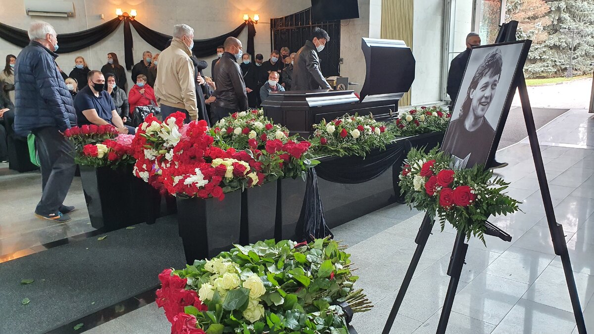 Ринат Дасаев прощается с Василием Кульковым. Фото Артема Локалова