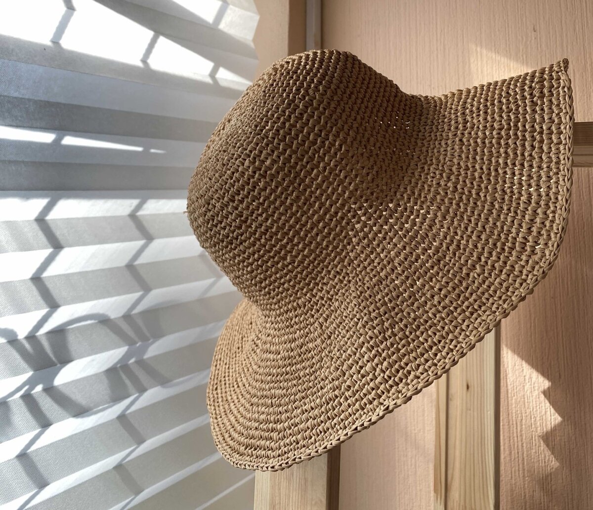 Широкополая шляпа из рафии, размер 56-57, высота тульи -11 см, ширина полей — 9,5 см,  диаметр шляпы в готовом виде 37 см.