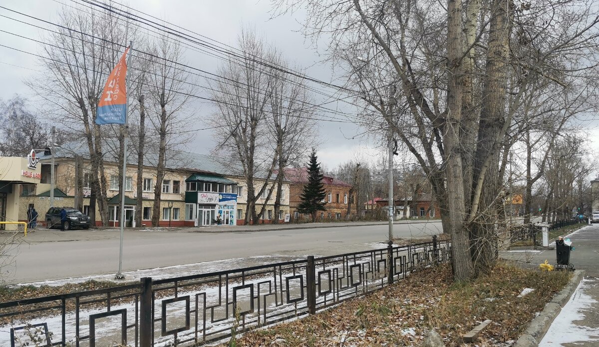 С того же ракурса через 120 лет. Октябрь 2020 года. Кирпичное здание в центре кадра - бывшая монастырская приходская школа. Сейчас жилой дом.