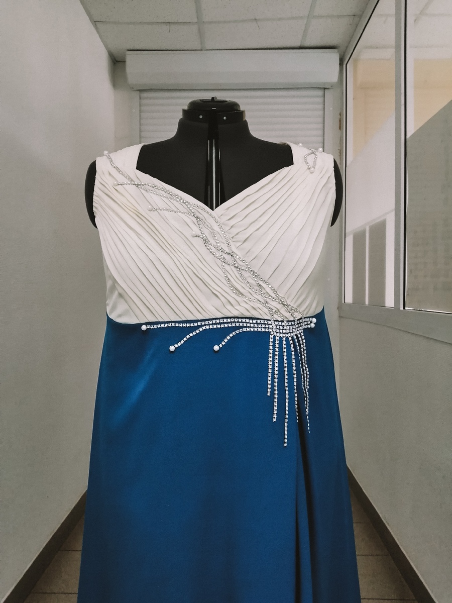 Лента из страз стала отличным украшением.