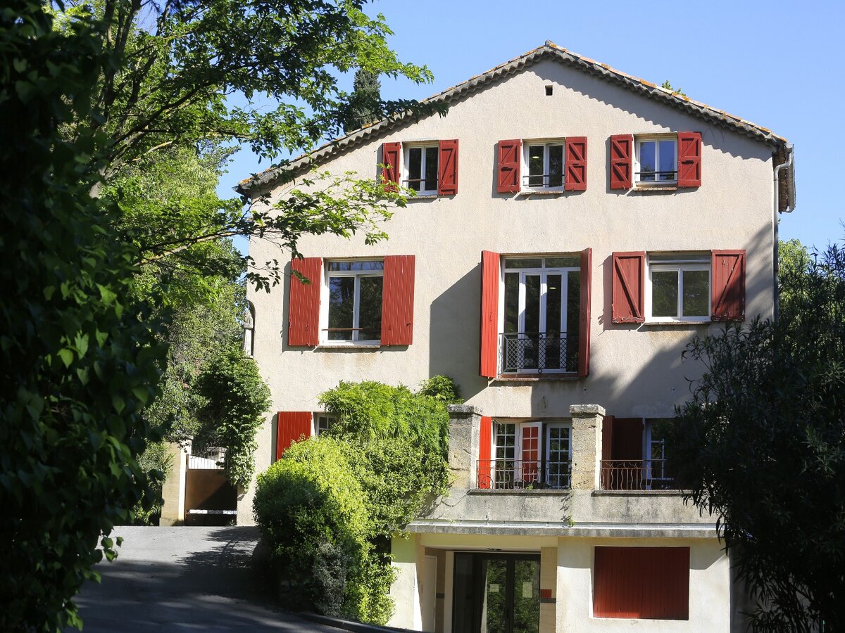 Наверное так бы выглядела школа моей мечты. Это кстати школа во Франции, в Провансе. Фото из архива автора