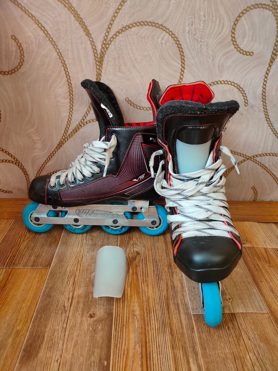 Хоккейные ролики с усилением языка ботинка посредством дополнительных пластиковых вставок, хорошее решение как для кастомизации внутреннего объема, так и повышения энергетики катания