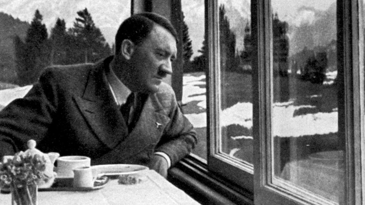 Гитлер в кафе , фотография взята с BBC