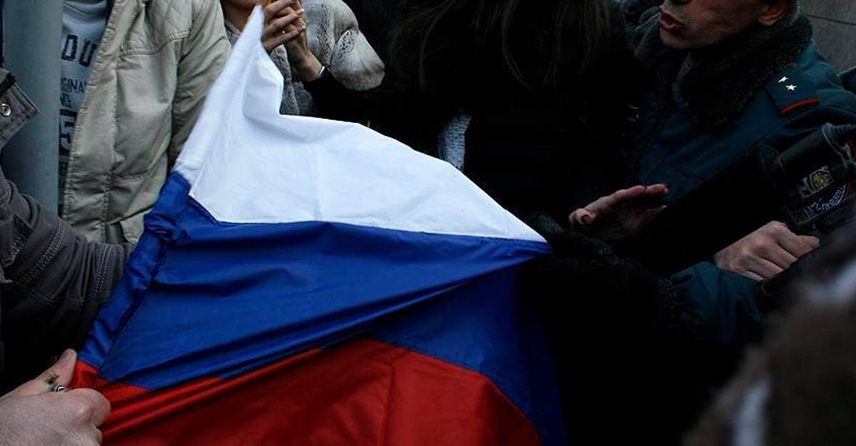 военный хочет спасти наш флаг. Яндекс фото.