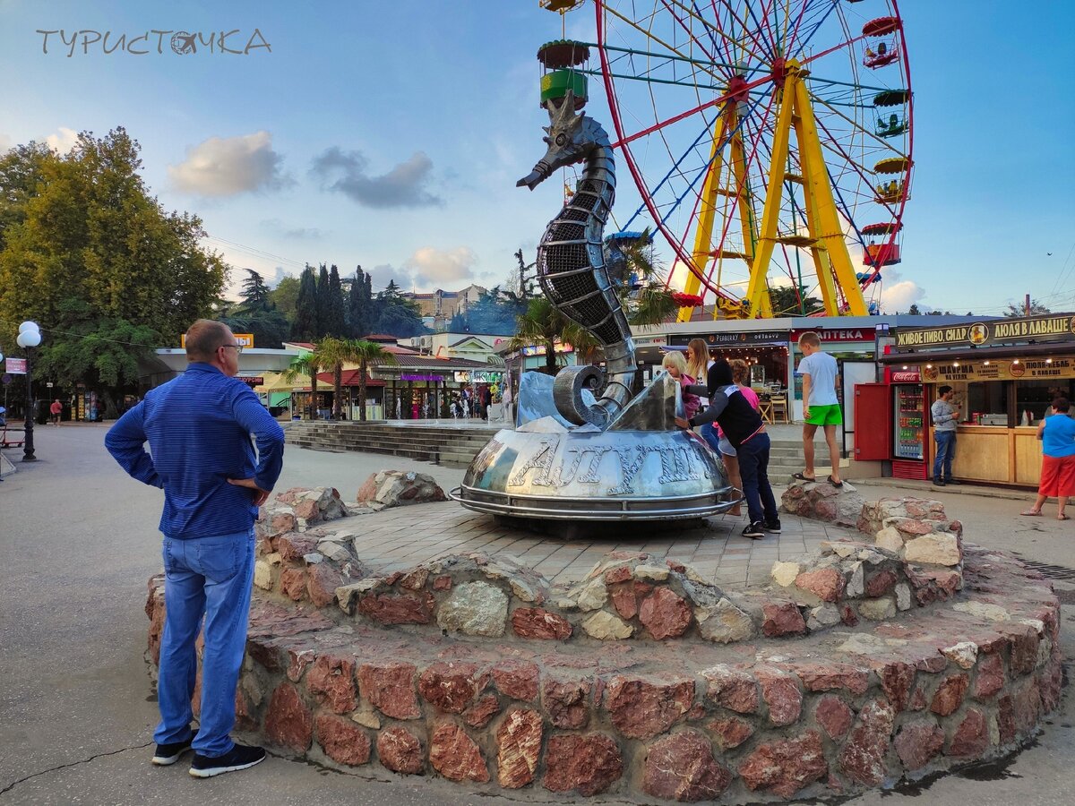 "Место встречи" у колеса обозрения. Морской конек крутится как каруселька и всегда собирает вокруг себя ребятишек