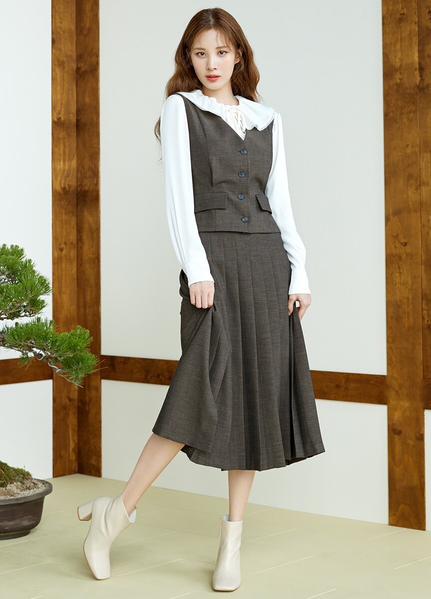 Сохён из Girls' Generation. Красивый костюм с жилеткой и юбкой миди. интересный цвет, а также хорошее сочетание с блузкой с рюшами, что также является актуальным до сих пор.