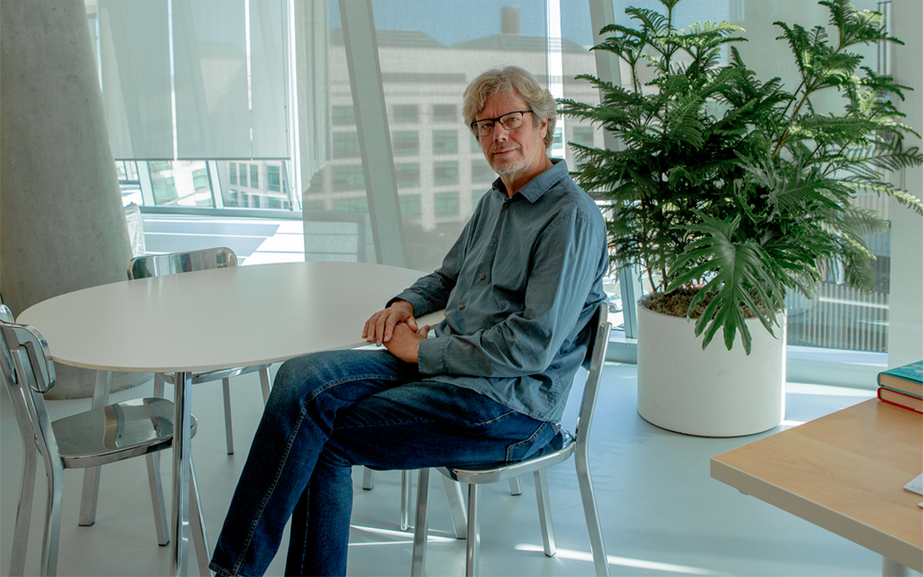 «Я решил, что пенсия это скучно, и присоединился к отделу разработчиков Microsoft. Для чего? Всего не перечислишь! Но это наверняка улучшит использование Python (и не только в Windows). Здесь много открытого исходного кода»