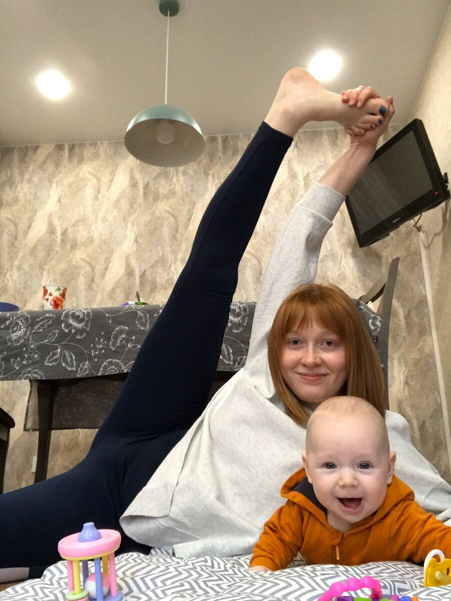 Во время самоизоляции купила себе онлайн-курс по растяжке                                                            и эта булочка мне помогала.