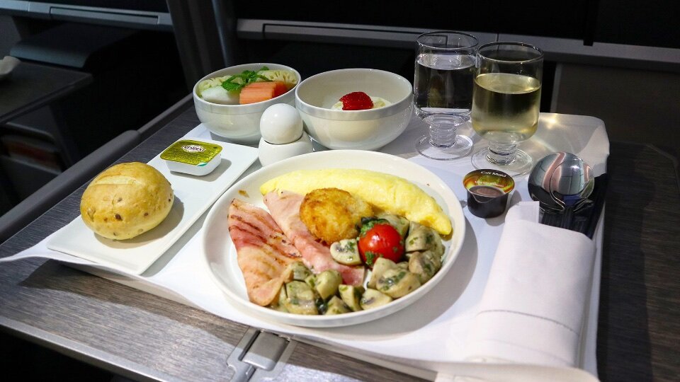 Вариант обеда на рейсах Сингапурских авиалиний. В пандемию поесть на борту самолета «как в обычной жизни» стоит 500 USD 