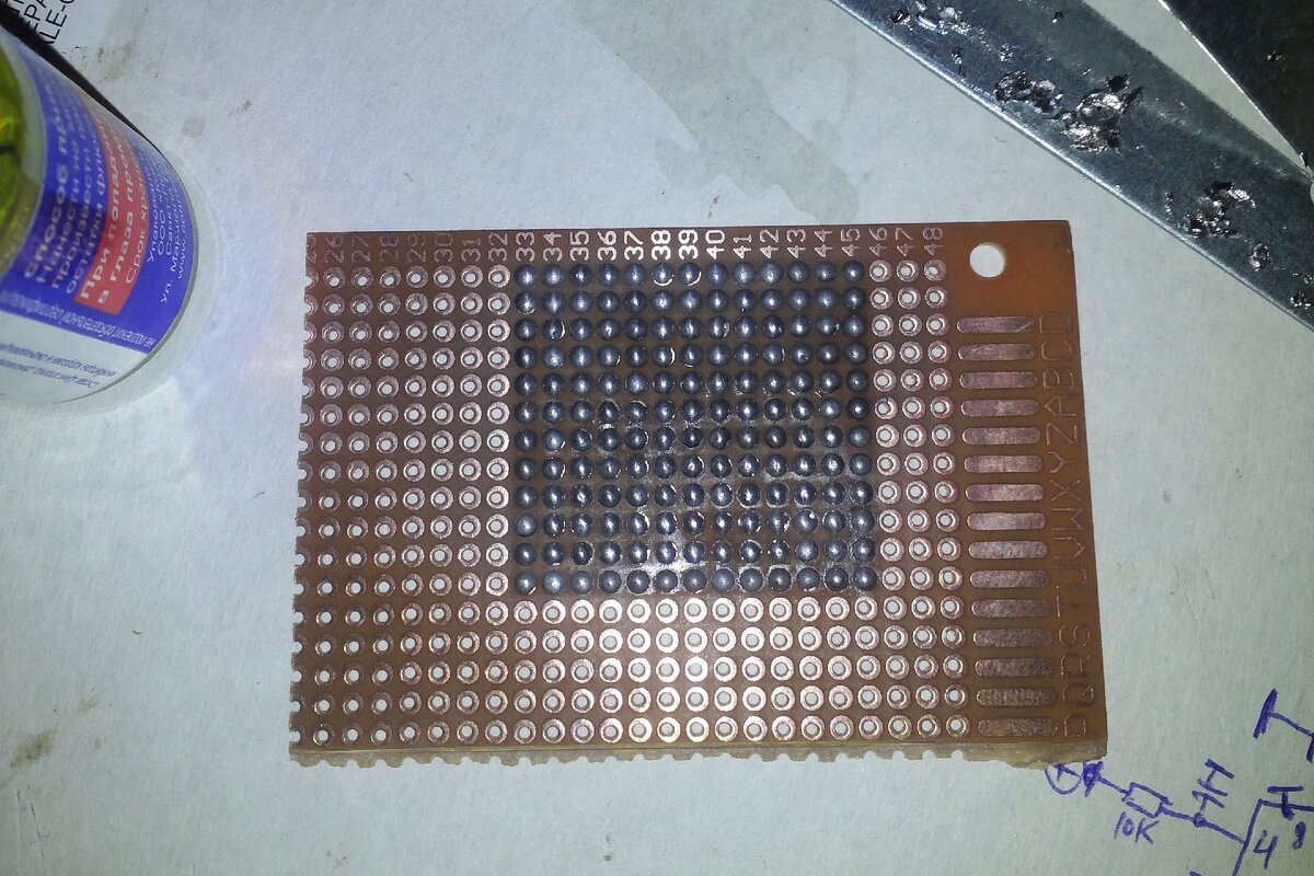 Отрезал кусок монтажной платы для удобства и залуживал необходимое количество пятачков.