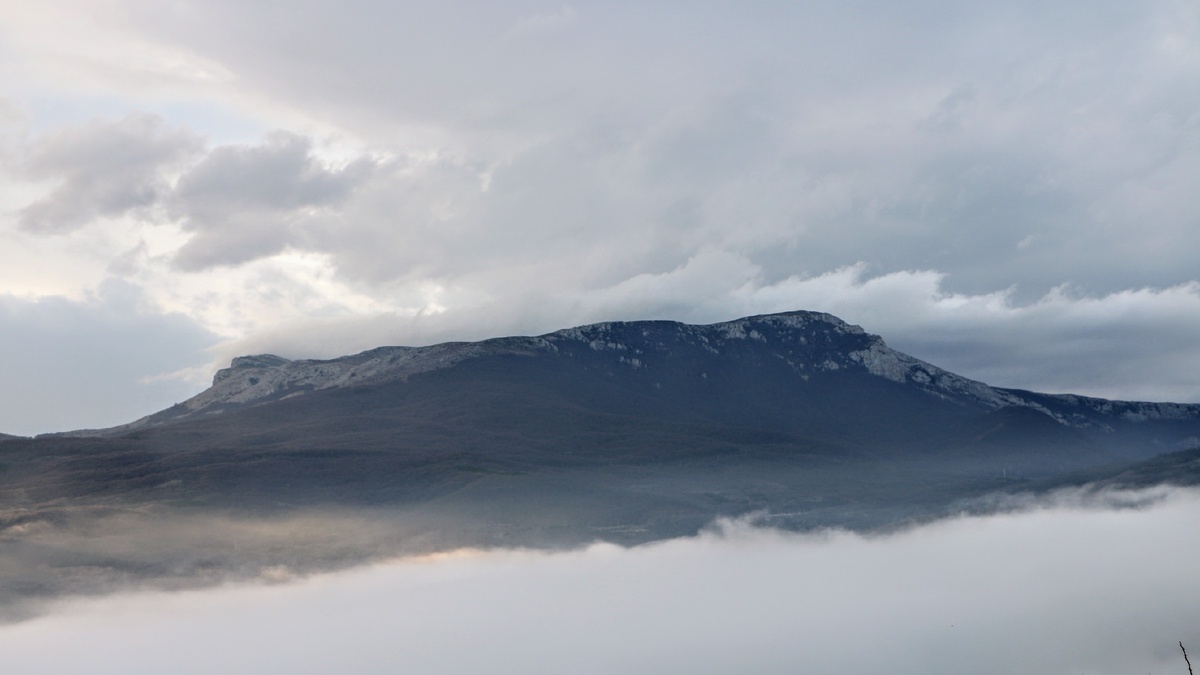 Величественный Чатыр Дагъ периодически укрывался туманом. 