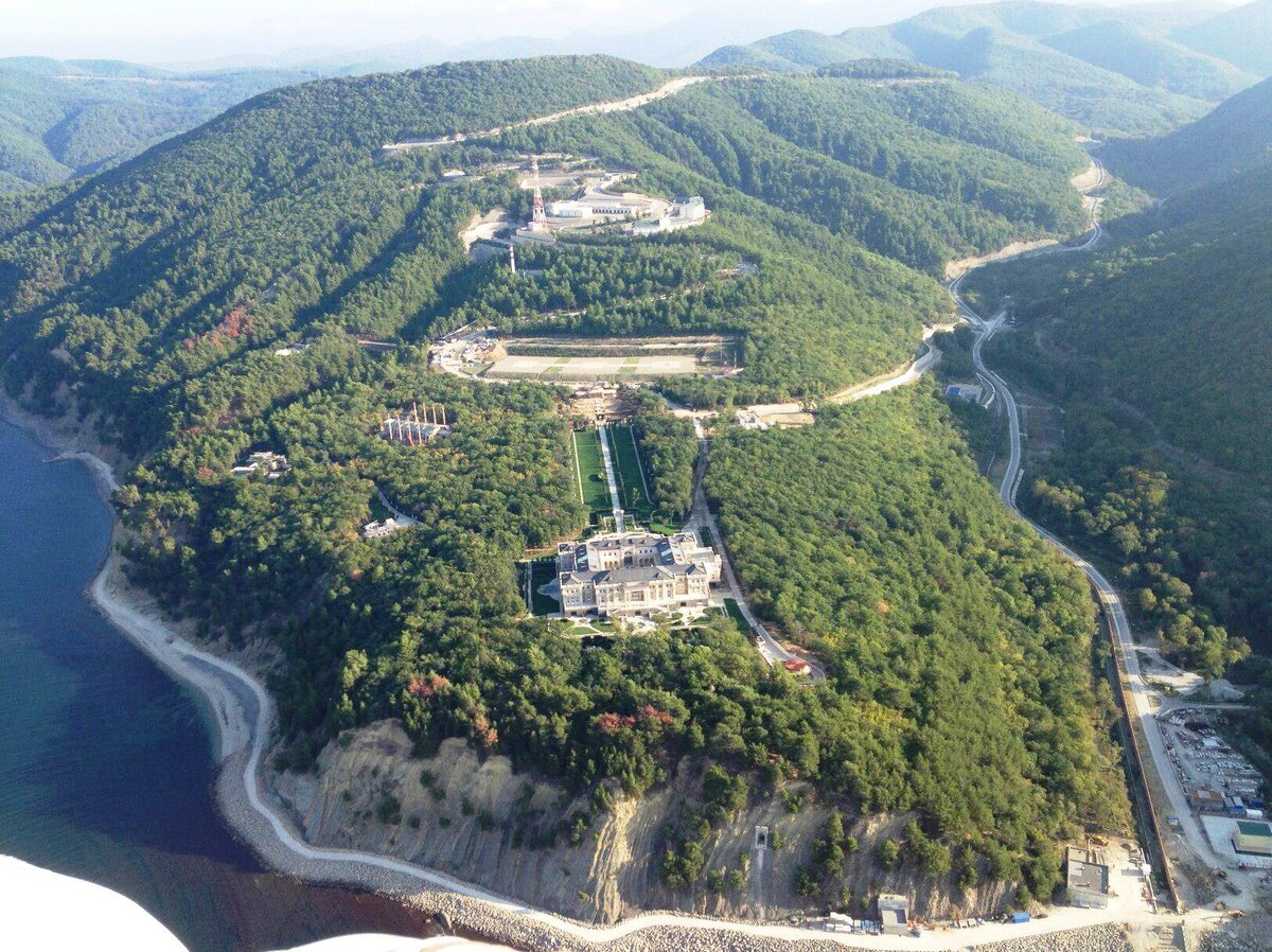 Еще один домик под названием «Денег нет, но вы держитесь». А мы пока проведем очередную акцию «Помоги больному ребенку».