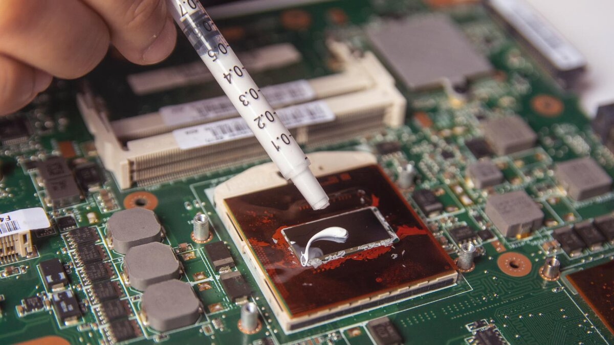 https://www.pandasecurity.com/en/mediacenter/src/uploads/2020/02/5_Cleaning-PC-Thermal-Paste.jpg