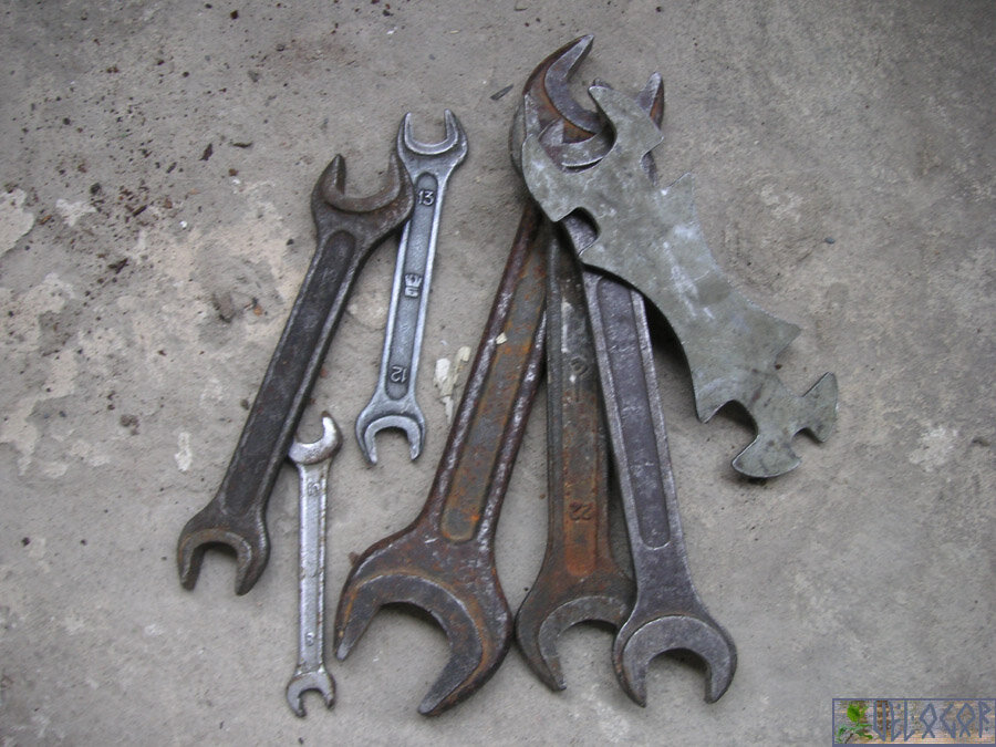 Коллекция гаечных людей найденных на дорогах