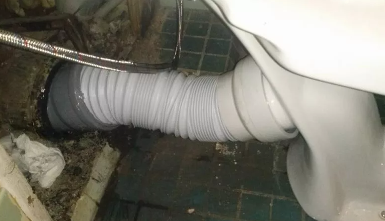 Фото: подключение унитаза к канализации с помощью пластиковой гофры