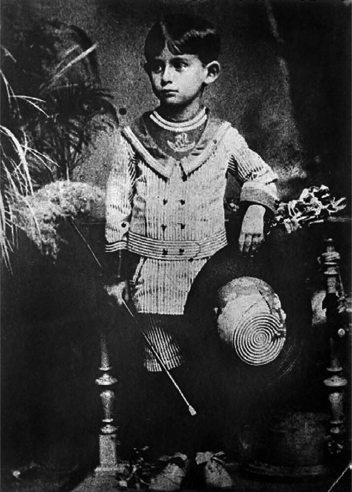 Маленький Франц Кафка в "фотостудии" (фото около 1888 г)