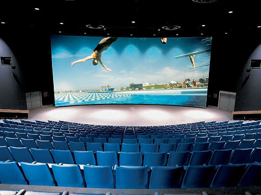 Вот так выглядит экран IMAX в кинотеатре. Большой и немного закруглённый