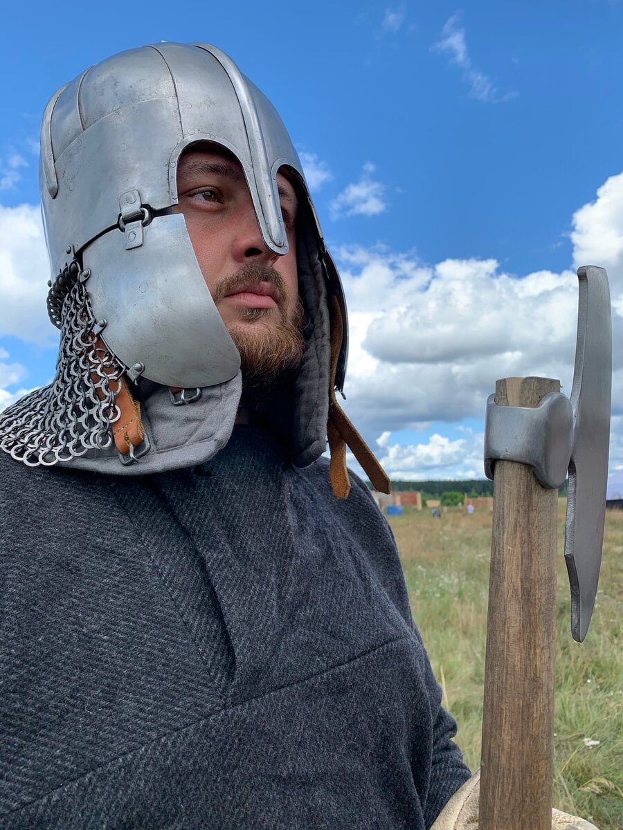 Июль 2021 года. Тверская область, фестиваль "Былинный берег". Реконструктор Александр Андреев в шлеме из Нортгемптоншира