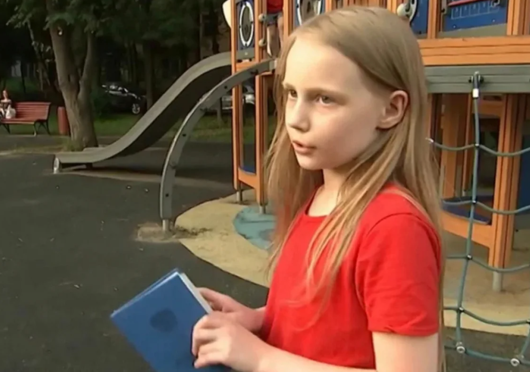 Фото девочки с аттестатом