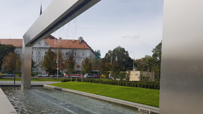 Часы из капель в Брно, Чехия. Фото из архива автора. Если присмотреться, то можно увидеть, что капли показывают текущее время