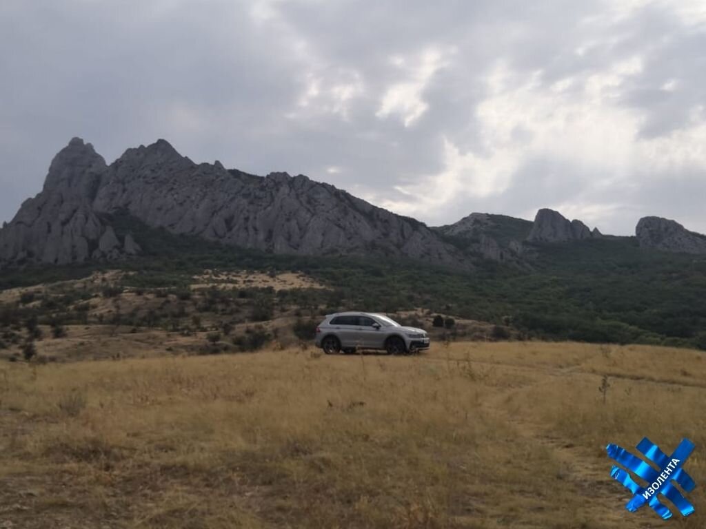 Тигуан легко справляется с крутыми подъёмами и почти отвесными спусками по влажной траве и песчаным осыпям.