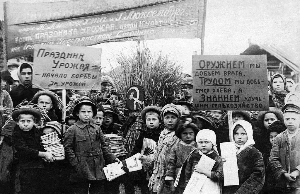 Трудовая школа имени Карла Либкнехта и Розы Люксембург. Праздник урожая. Передача детям деревни Смолино библиотеки-передвижки. Неизвестный автор, 1923 год, Челябинская губ., г. Челябинск, Государственный исторический музей Южного Урала.