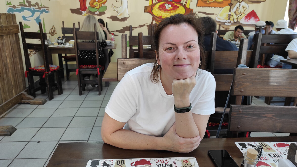 Почему-то у нас на фото про еду всегда Лида) Фото: Кирилл Полиенко/Polienko: путешествуем вдвоём