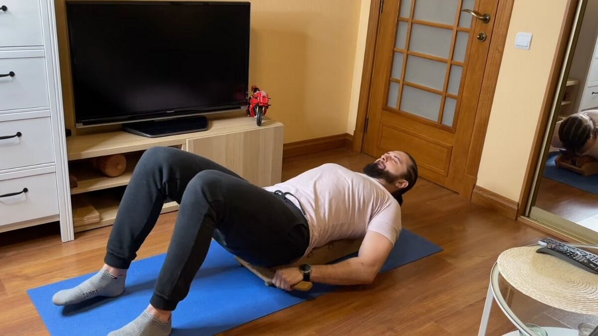 Занятия на массажере для спины Древмасс, Такие можно делать прокатывания по роликам на массажере 