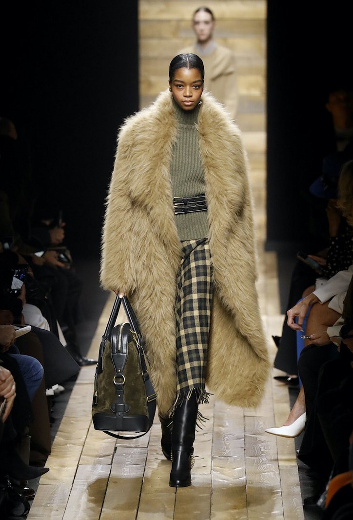на всех подиумах мира главенствующую роль в верхней одежде осень\зима занимают шубки из эко-меха