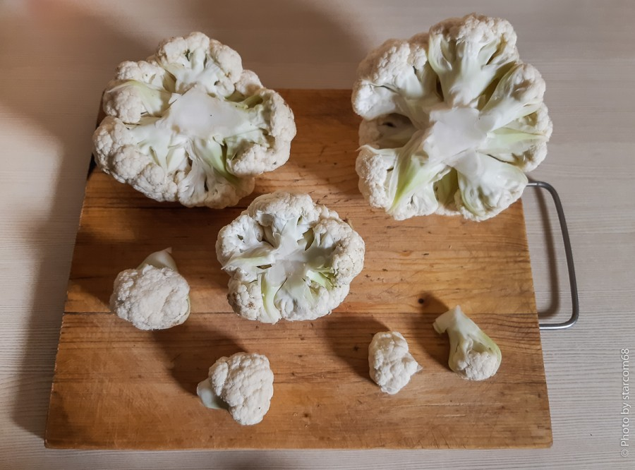 Для начала выберем для приготовления пищи наиболее чистые "кочанчики" и, внимательно осматривая, очистим их от зеленых листьев