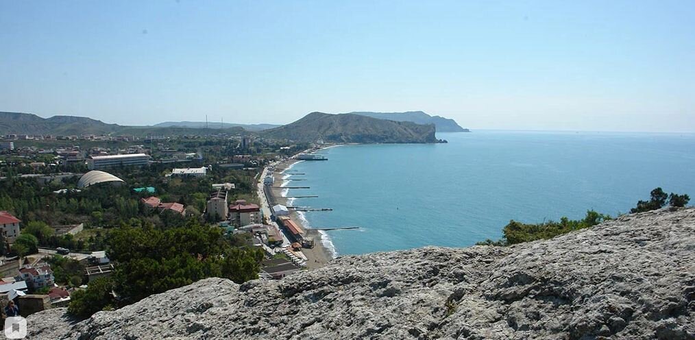 Вид из Судакской крепости на город и мысы Алчак и Меганом. Фото из личного архива