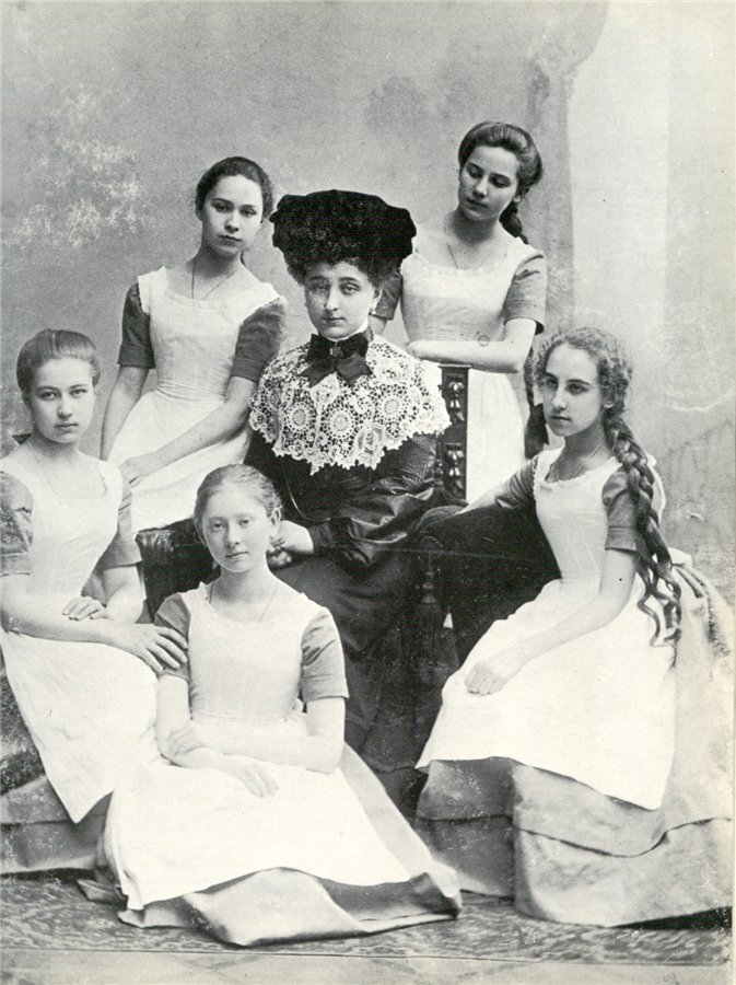 Классная дама с гимназистками, XIX в. (Источник: портал Родина).