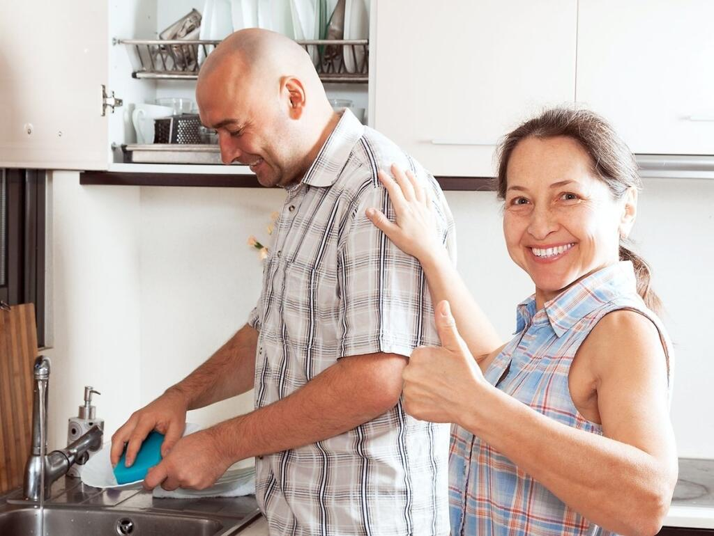 Зрелый муж помогает. Мужчина моет посуду. Мужчина моющий посуду. Муж моет посуду. Счастливая женщина моет посуду.