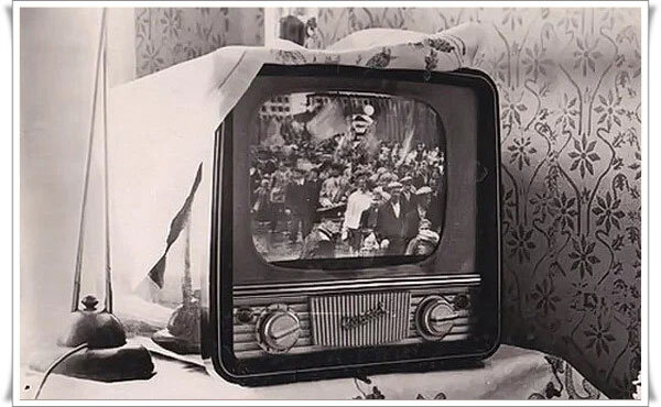 Покупать телевизор бывшие. Телевизор огонек 2. Телевизор Москвич т1. Старый телевизор.