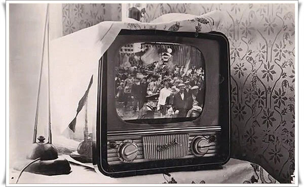 Телевизор старт 1959 года. Черно белый телевизор. Телевизор в 60-е годы. Телевизор 1951 года.
