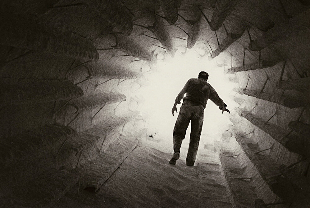 Жизнь счастливого человека похожа на восхождение к свету, перед сияньем которого меркнут все неприятности пути